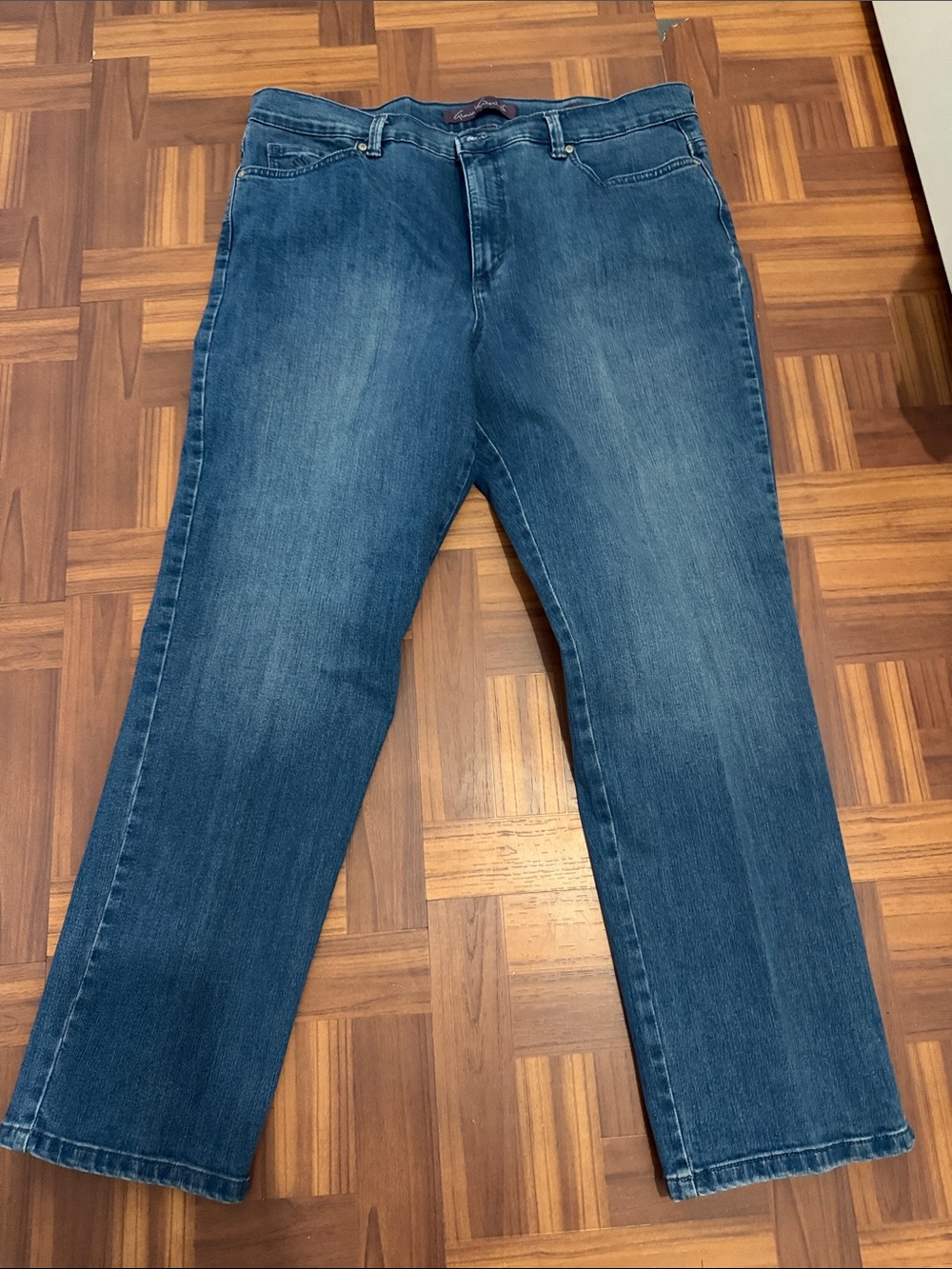 Gloria Vanderbilt Straight Leg Jeans in Medium Blue Wash